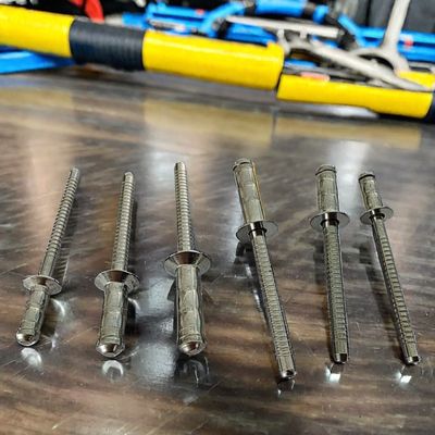 Επίπεδο κεφάλι Στρογγυλό κεφάλι Διπλό τύμπανο τυφλά νιφάδες από ανοξείδωτο χάλυβα 304 Plain Finish Μετρική διάμετρος 3,2 mm / 4 mm / 4,8 mm